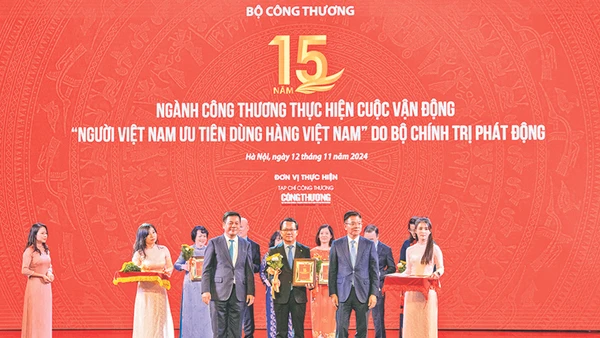 Đồng chí Nguyễn Anh Đức, Phó Bí thư Đảng ủy, Tổng Giám đốc Saigon Co.op, thay mặt đơn vị nhận kỷ niệm chương, khen thưởng từ lãnh đạo Chính phủ và Bộ Công thương. 