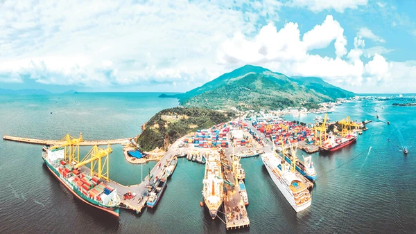 Cảng Đà Nẵng - cửa ngõ giao thương hàng hải cho miền trung-Tây Nguyên và quốc tế.