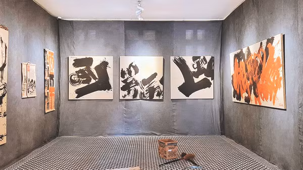 Không gian triển lãm Phiêu diêu trưng bày tác phẩm của một số thành viên trong nhóm Tiền vệ.