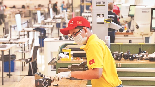 Nguyễn Thanh Tùng thực hiện bài thi nghề phay CNC tại Đức.