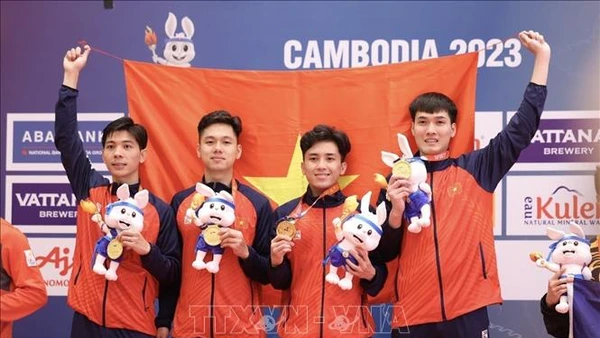Đội tuyển Đấu kiếm Việt Nam giành Huy chương Vàng nội dung Kiếm liễu đồng đội nam sau khi xuất sắc vượt qua các vận động viên Singapore ở trận chung kết với tỉ số 45-37, giành HCV thứ 128 cho Đoàn Thể thao Việt Nam. (Ảnh: TTXVN) 