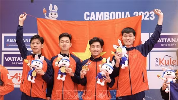 Đội tuyển Đấu kiếm Việt Nam giành Huy chương Vàng nội dung Kiếm liễu đồng đội nam sau khi xuất sắc vượt qua các vận động viên Singapore ở trận chung kết với tỉ số 45-37, giành HCV thứ 128 cho Đoàn Thể thao Việt Nam. (Ảnh: TTXVN) 
