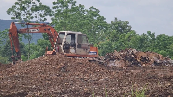 Nhiều tấn chất thải trong quá trình chôn lấp bị phát hiện.