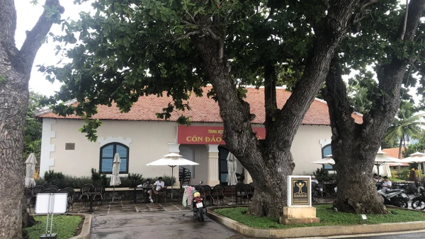 Nhà Công quán Côn Đảo, nơi nhà soạn nhạc Charles Camille Saint Saens viết chương cuối của vở nhạc kịch "Hoàng hậu Fredegonde".