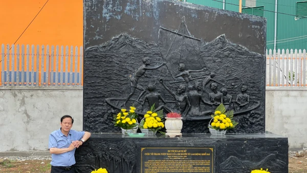 Tác giả bên Bia tưởng niệm Di tích cuộc võ trang vượt ngục ngày 12/12/1952.