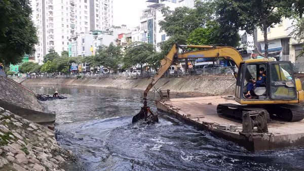 Nạo vét, khơi thông dòng chảy sông Lừ (Hà Nội). Ảnh: HẢI MIÊN