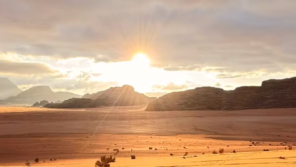 Ở đây, chúng ta là những người lữ hành, lắng nghe câu chuyện của sa mạc.