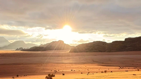 Ở đây, chúng ta là những người lữ hành, lắng nghe câu chuyện của sa mạc.