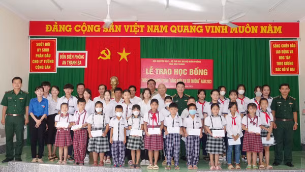 Đại diện lãnh đạo Bộ đội Biên phòng tỉnh và Hội Khuyến học tỉnh Sóc Trăng trao học bổng cho các em học sinh. 