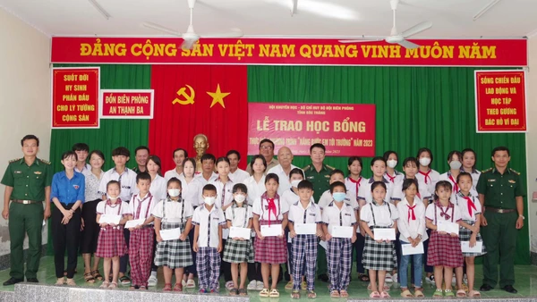 Đại diện lãnh đạo Bộ đội Biên phòng tỉnh và Hội Khuyến học tỉnh Sóc Trăng trao học bổng cho các em học sinh. 