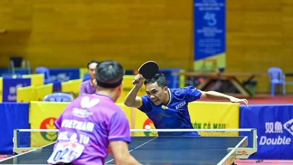 Đinh Anh Hoàng giành chiến thắng chung kết đơn nam. (Ảnh Duy Linh) 