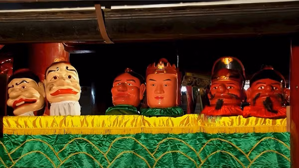 Múa rối chầu Thánh tại chùa Đại Bi, huyện Nam Trực, tỉnh Nam Định, một nghi lễ tâm linh độc đáo chỉ có trong dịp lễ hội. 