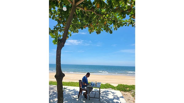 Ta có thể thư thái cả ngày bên biển Quỳnh. 