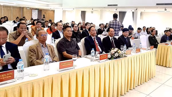 Nhà báo, nhà thơ Nguyễn Hồng Vinh tham dự Lễ ra mắt Hội đồng Lý luận, Phê bình văn học nghệ thuật trung ương nhiệm kỳ 2021-2026, sáng 26/10 tại Hà Nội.