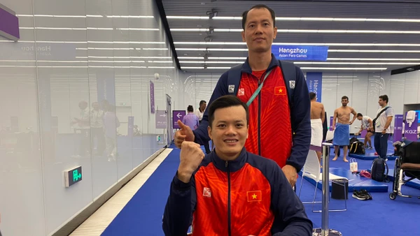 Kình ngư Lê Tiến Đạt (người ngồi) xuất sắc giành tấm Huy chương vàng duy nhất cho Đoàn thể thao Người khuyết tật Việt Nam ở nội dung 100m bơi ếch.