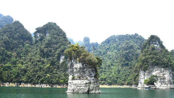 Không gian hồ sinh thái Na Hang mang một mầu xanh huyền bí. 