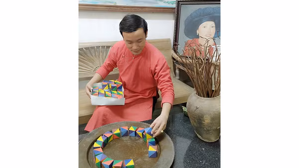 Anh Hà Quốc Phước chuẩn bị mâm bánh ngũ sắc. Ảnh: NVCC