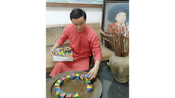 Anh Hà Quốc Phước chuẩn bị mâm bánh ngũ sắc. Ảnh: NVCC