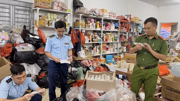 Các lực lượng chức năng đang kiểm tra hàng hóa tại cơ sở kinh doanh hàng nhập khẩu.