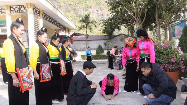 Trải nghiệm chơi trò chơi tó mák lẹ cùng đồng bào dân tộc Thái. 