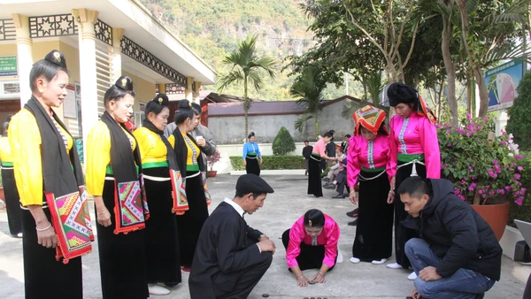 Trải nghiệm chơi trò chơi tó mák lẹ cùng đồng bào dân tộc Thái. 