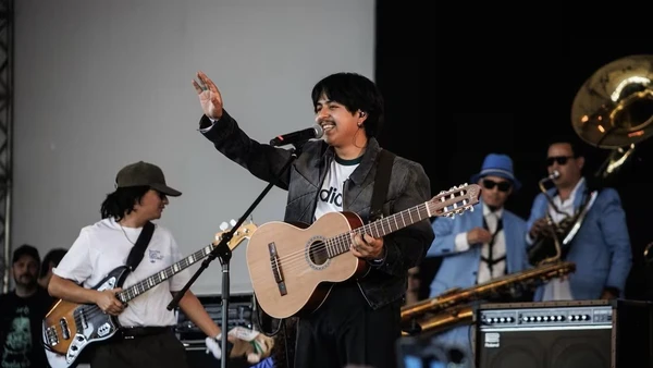 Macario Martinez hát “Suena Lindo, Corazon”