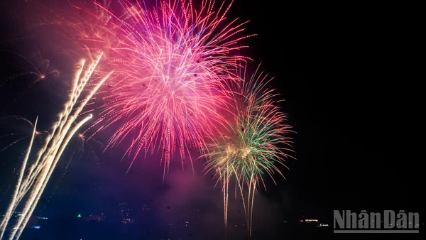 Pháo hoa chào năm mới 2025 tại Hà Nội. (Ảnh THÀNH ĐẠT)