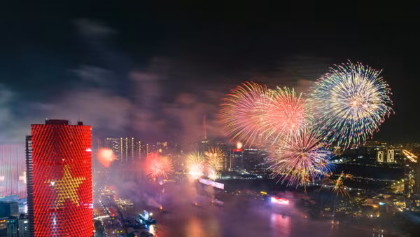 [Ảnh] Pháo hoa rực sáng bầu trời Thành phố Hồ Chí Minh 50 năm sau ngày Giải phóng