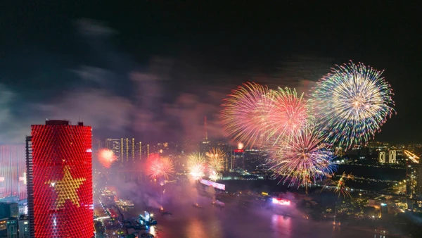 [Ảnh] Pháo hoa rực sáng bầu trời Thành phố Hồ Chí Minh 50 năm sau ngày Giải phóng