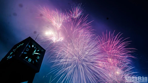 Pháo hoa chào năm mới 2025 tại Hà Nội. (Ảnh THÀNH ĐẠT)