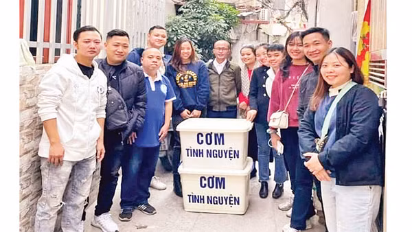 Dương Vũ Hải (ngoài cùng bên trái) và đội thiện nguyện phát cơm tại Xóm chạy thận.