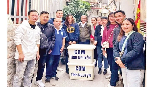 Dương Vũ Hải (ngoài cùng bên trái) và đội thiện nguyện phát cơm tại Xóm chạy thận.