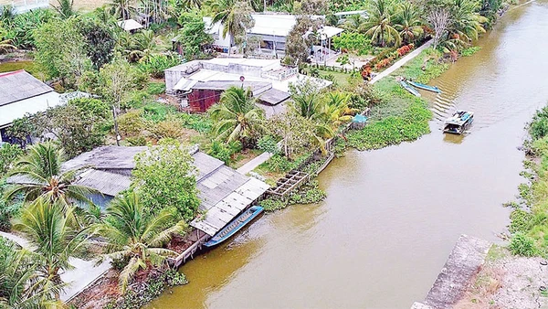 Lò rèn di động rong ruổi khắp các vùng quê sông nước Cà Mau, mang nông cụ đến tận nhà dân. 