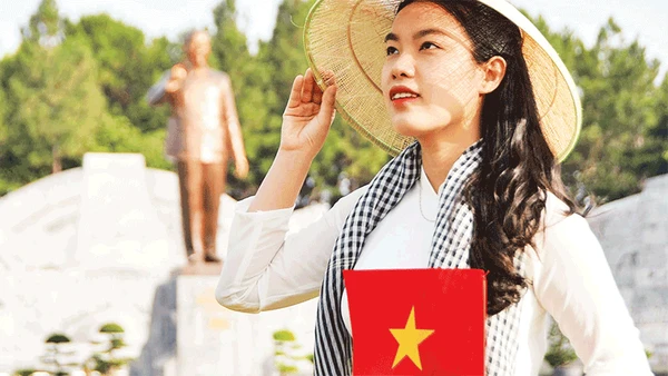 1. Các ngày lễ lớn của đất nước, người dân địa phương và du khách tập trung về quảng trường, lưu lại khoảnh khắc đẹp. 