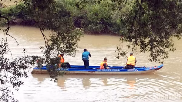 Lực lượng chức năng tìm kiếm người bị đuối nước trên sông Krông Nô vào năm 2017. (Ảnh minh họa)
