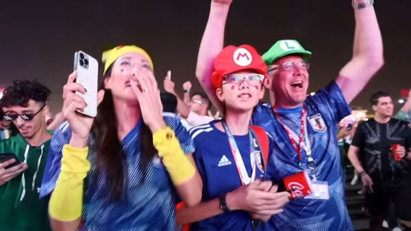 Cổ động viên Nhật Bản “vỡ òa” sau trận thắng Tây Ban Nha