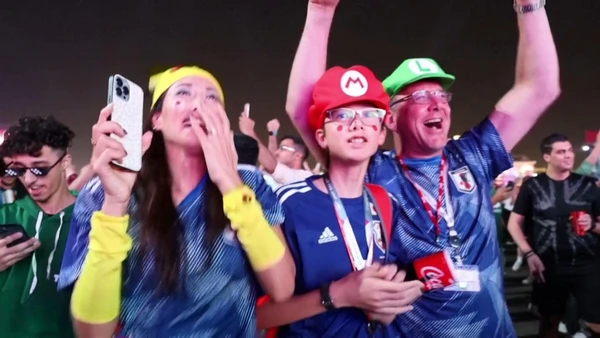Cổ động viên Nhật Bản “vỡ òa” sau trận thắng Tây Ban Nha