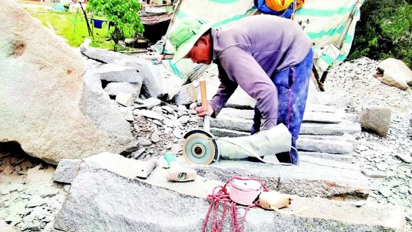 Nhiều lao động có thói quen không đeo khẩu trang (do khó thở) nên luôn đối mặt với khói bụi của đá rất độc hại.