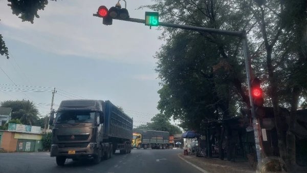 Tấp nập xe vận chuyển hàng hóa, nông sản trên Quốc lộ 25, đoạn qua huyện Sơn Hòa, tỉnh Phú Yên, giáp với huyện Krông Pa, tỉnh Gia Lai.