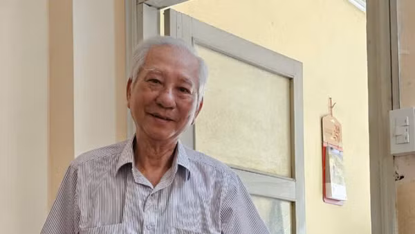 Hai cán bộ của Ban Binh vận đặc khu Sài Gòn- Gia Định: Ông Lê Quang Đức (người ngồi) và ông Cao Đức Trường (người đứng).