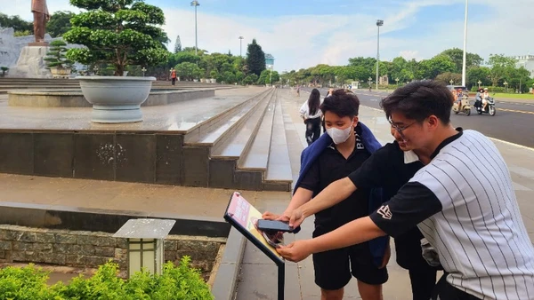 Giới trẻ thích thú với trải nghiệm Dự án “Yêu lắm Việt Nam”.