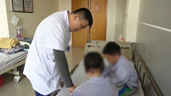 Bệnh nhi nằm viện điều trị suy tuyến thượng thận. 