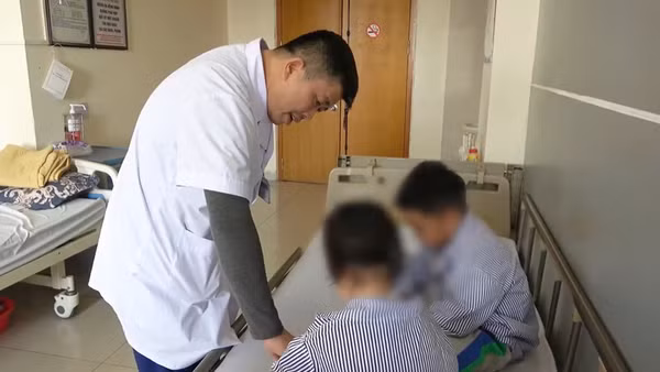 Bệnh nhi nằm viện điều trị suy tuyến thượng thận. 