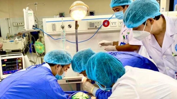 Các bác sĩ khẩn trương mở khí quản hỗ trợ thở cho bệnh nhân.