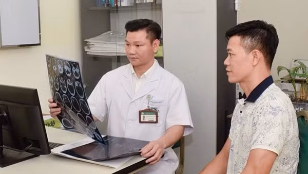 Bác sĩ chuyên khoa 2 Nguyễn Quang Thành, Khoa Phẫu thuật Thần kinh, Bệnh viện Bạch Mai khám cho người bệnh.