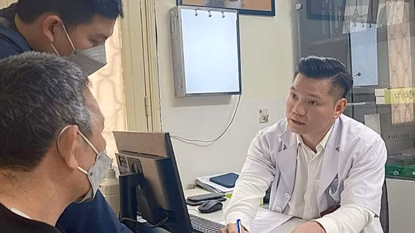 Bác sĩ Nguyễn Quang Thành tư vấn cho người bệnh.
