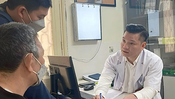 Bác sĩ Nguyễn Quang Thành tư vấn cho người bệnh.