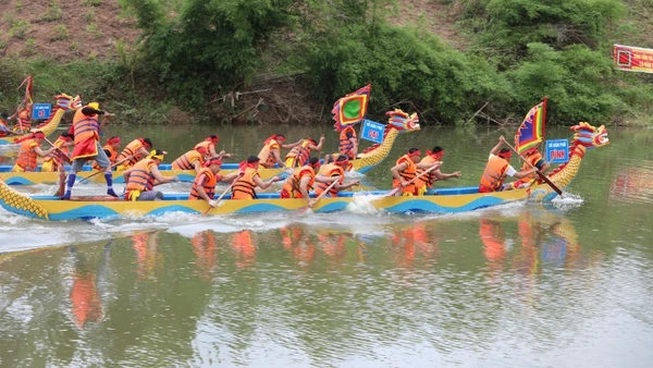 Thi bơi chải tại Lễ hội.