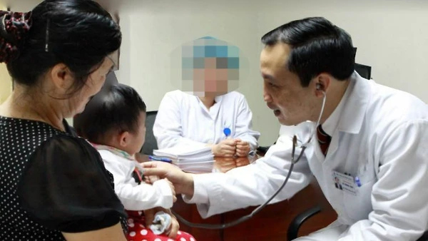 Bác sĩ Duy thăm khám cho bệnh nhi. 