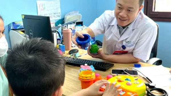 Thạc sĩ, bác sĩ Nguyễn Minh Quyết, Khoa Tâm thần, Bệnh viện Nhi Trung ương khám cho bệnh nhi.